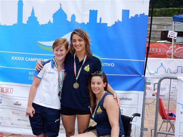 Martina sul podio della premiazione dei 100 dorso open con la medaglia argento